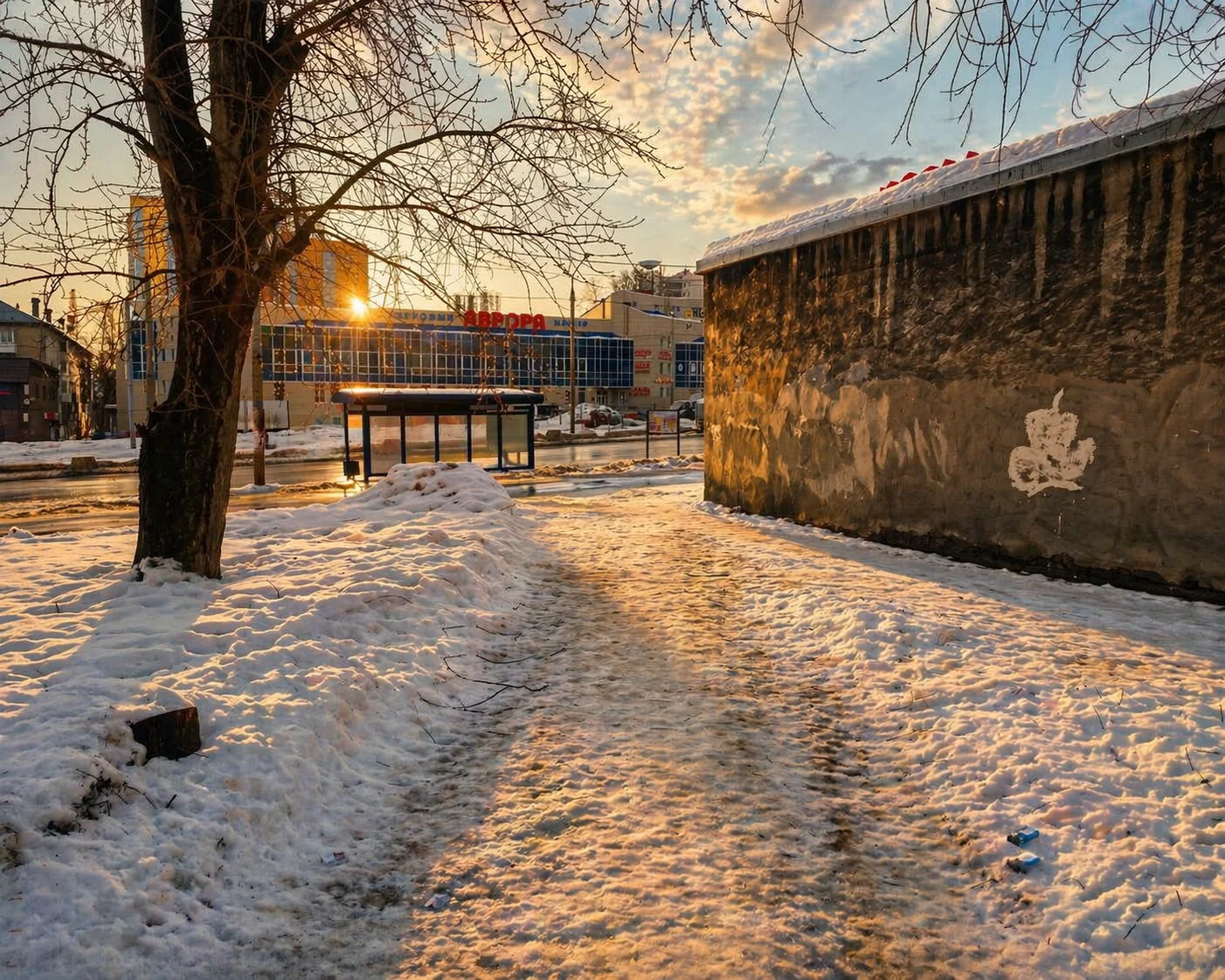 Напротив Авроры через дорогу